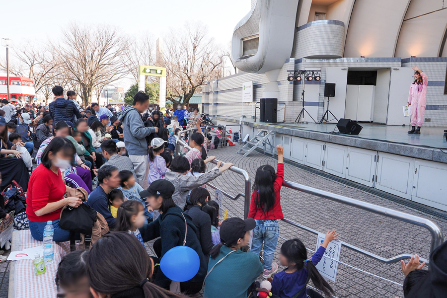 ファーマーズキッズフェスタにて　子供たちに手を振る田中さきさん